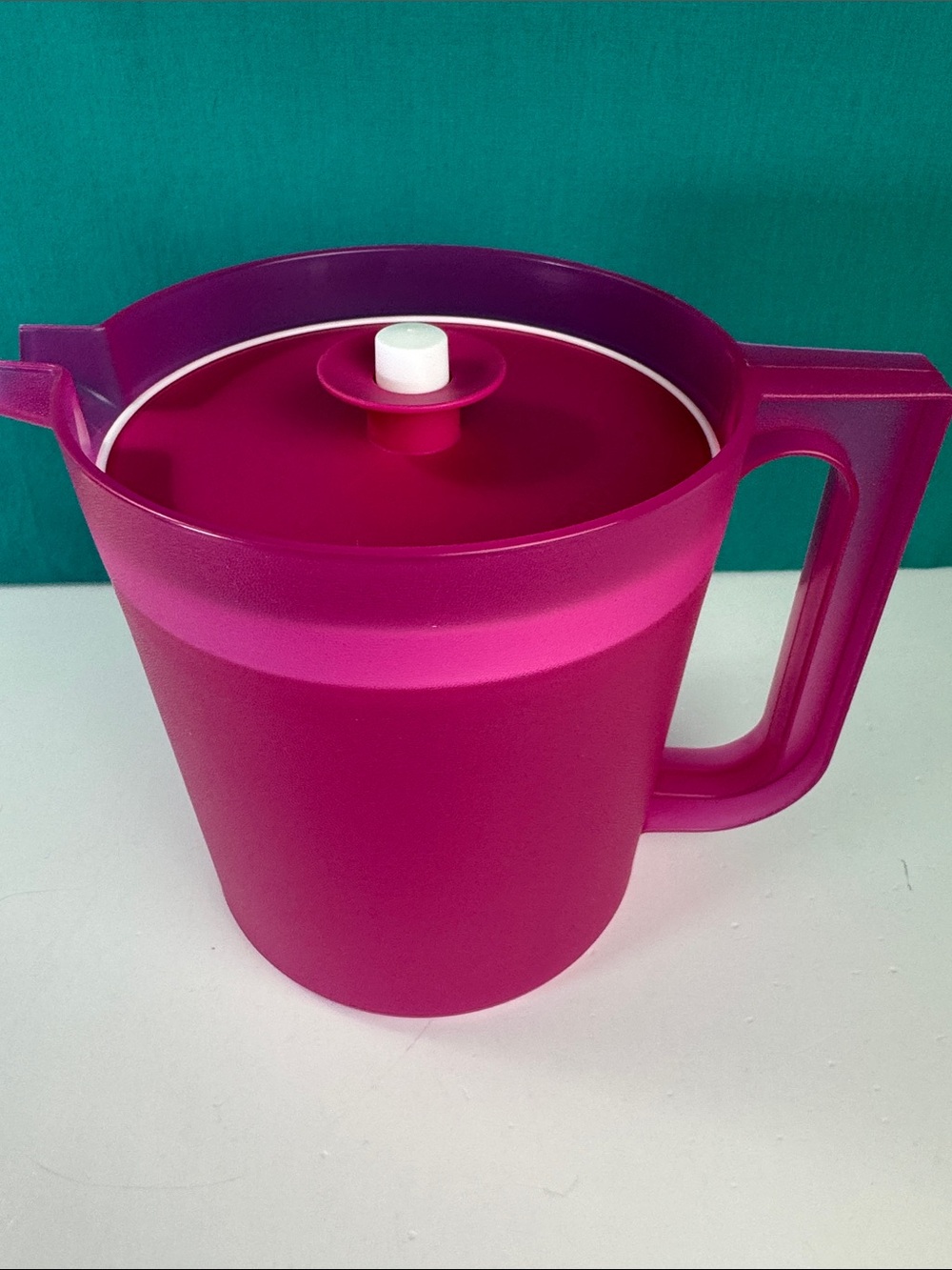 Tupperware Classic Pitcher 1.5 Qt 1.5L Pink Push Button Lid New